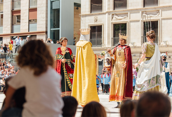 Ballada dels Gegants de Lleida a la plaça Sant Joan