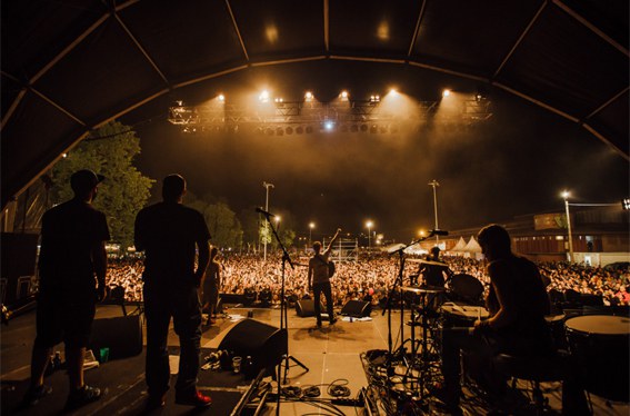 imatge general actuacions musicals als Camps Elisis - Festa Major